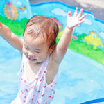 夏は赤ちゃんと一緒に水遊び！始める年齢やママが注意すること