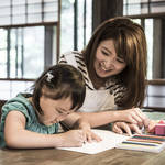 子どもと一緒にお絵描きを楽しもう!メリットや年齢別の絵の特徴とは