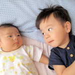 上の子が赤ちゃんに嫉妬するときは?赤ちゃん返りの理由と対応のコツ