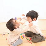 子ども同士の喧嘩に仲直りは必要?多くを学べるように親が関わる方法