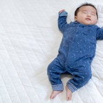 赤ちゃんの寝相がバンザイなのは何故?理由と覚えておきたいポイント