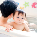 バスソルトは赤ちゃんの入浴で使える?敏感な肌を労わる入浴剤選び