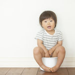 おまるを嫌がるときの工夫とは。子どもが喜ぶアイテムや声かけのコツ