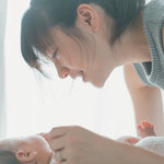 生まれたての赤ちゃんとの生活。注意することや大変なときの対処法