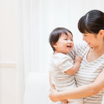 赤ちゃんとのスキンシップは重要!メリットから気をつけることまで