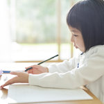 子どもが綺麗な字を書くには?教えるときの注意点やコツについて