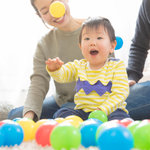 ボール遊びで子どもの発達を促そう!ボールの選び方や遊び方をご紹介
