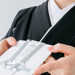 ご霊前はいつどこで使用するの?意味や渡し方のマナーを知ろう