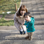 子どもが階段を上るのはいつから?時期や年齢に合わせた安全対策を