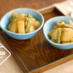 料理ブロガーかな姐さんが作るお水を使わず野菜の旨みと甘さが凝縮された煮物『大根の味噌バター』