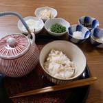 だし汁でするするとどうぞ。江戸時代から食べられていた、チキンライス