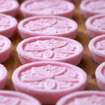 素朴な味わいながら目を楽しませるお菓子、落雁