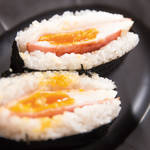 朝食の定番ハムエッグでおにぎらず!30秒でわかる「ハムエッグおにぎらず」レシピ