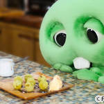 ガチャピンのきな粉と黒蜜をたっぷりかけた和風スイーツ「エネルギーボール焼き」