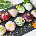 ラップに包んでクルクルっと♪簡単なのに豪華に見える手まり寿司!