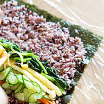 野菜をたっぷり食べれる、ごま油のきいた韓国海苔巻きキンパ。