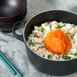 ココット鍋でつくる!野菜とササミの旨味が詰まった丸ごとトマトご飯