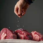 塩でお肉は柔らかくならない!安くてもかたくても美味しく柔らかく焼く方法
