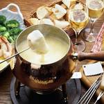 ホームパーティーのメインはちょっと意外な食材で食べるチーズフォンデュで決まり!