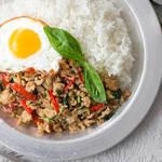 とろ〜り半熟卵とナンプラーが食欲を刺激する!タイの定番料理「ガパオライス」