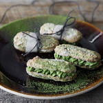 手軽に作れるサクッとしっとり焼き菓子♪あまい抹茶クリームをサンドした抹茶のダックワーズ♡