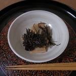 旬の時期に食べる贅沢を感じるおかず、たけのこあらめと生海苔三杯酢