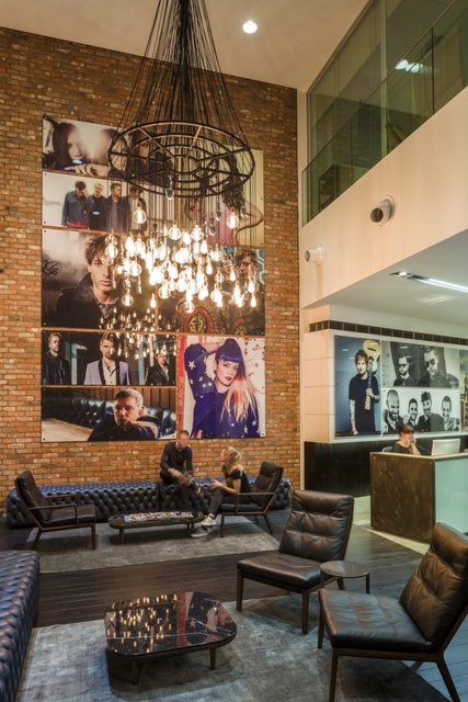 ランプから壁までオシャレなWarner Musicのロンドン本社!!