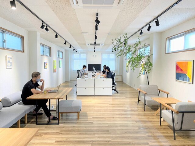 生産性とクリエイティブを引き上げる”秘密基地”。BASE(倉庫)と執務室が一棟ビルに集まった京都のオフィスをご紹介!【株式会社Casie】