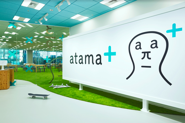 【公園の芝生で業務!?こだわりと工夫が詰まったatama plusの広々オフィス!】