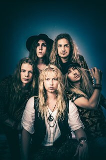 フィンランドの若手ハードロックバンドshiraz Laneが最新シングル Broken Into Pieces のミュージック ビデオ公開 Burrn Online