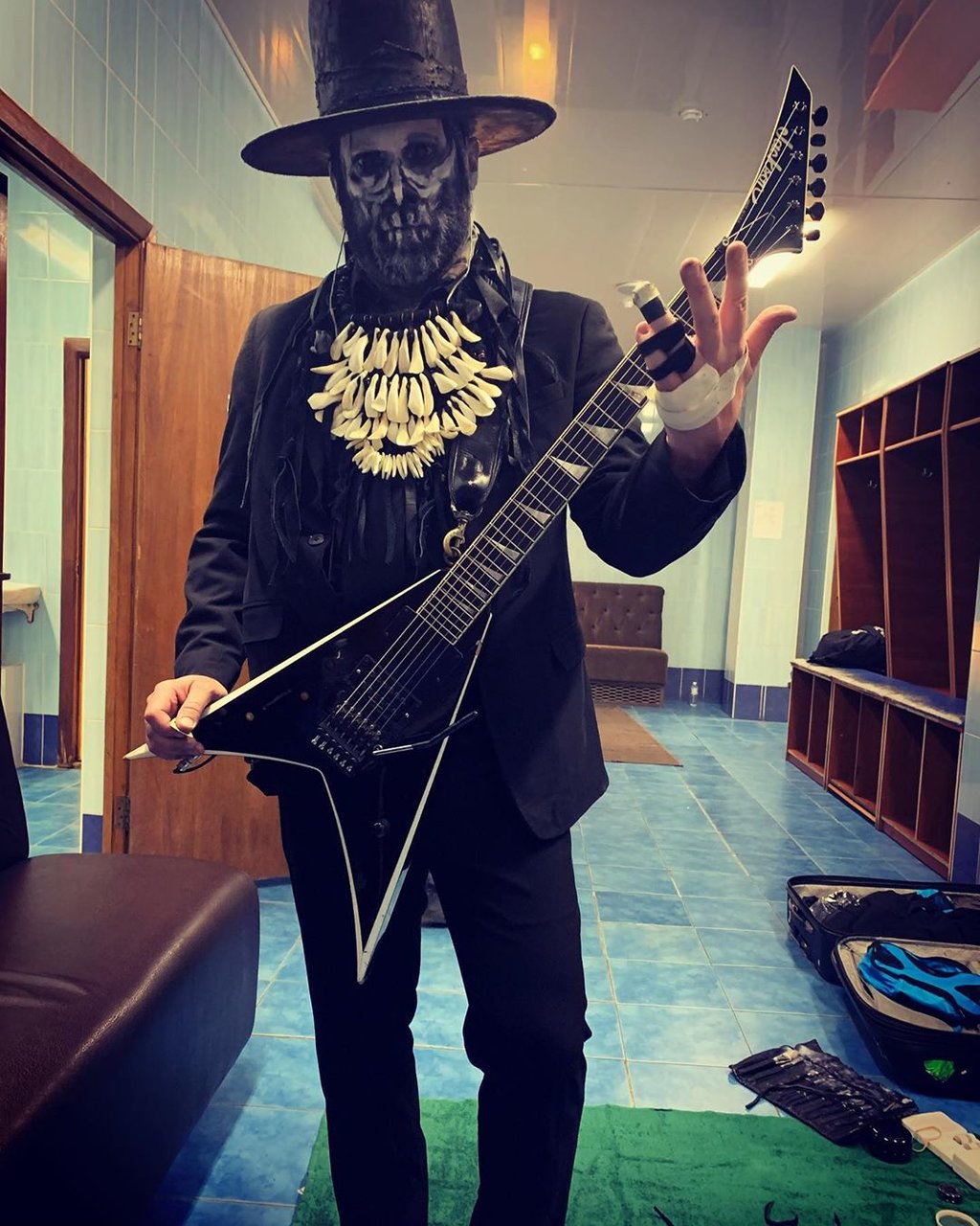 Limp Bizkitのギタリスト左手の負傷を物ともせず Burrn Online