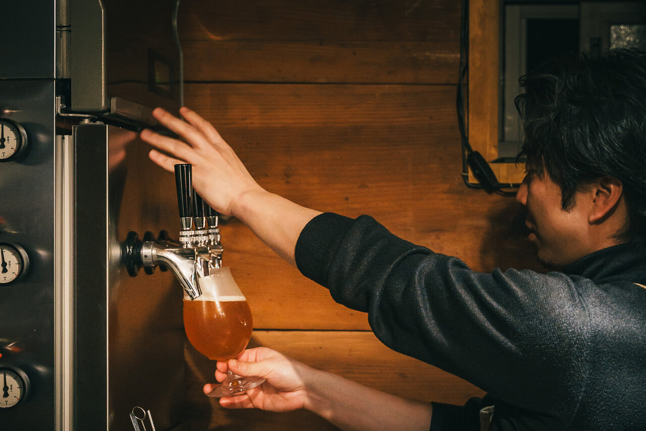 富士河口湖町の蔵バー「OarBlue」で地元クラフトビールがドラフト開栓