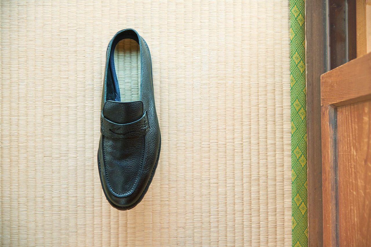 アップサイクル畳×認定エコレザーのコントラストが春のお出かけに映える「畳ローファースリッパ」の予約受付開始