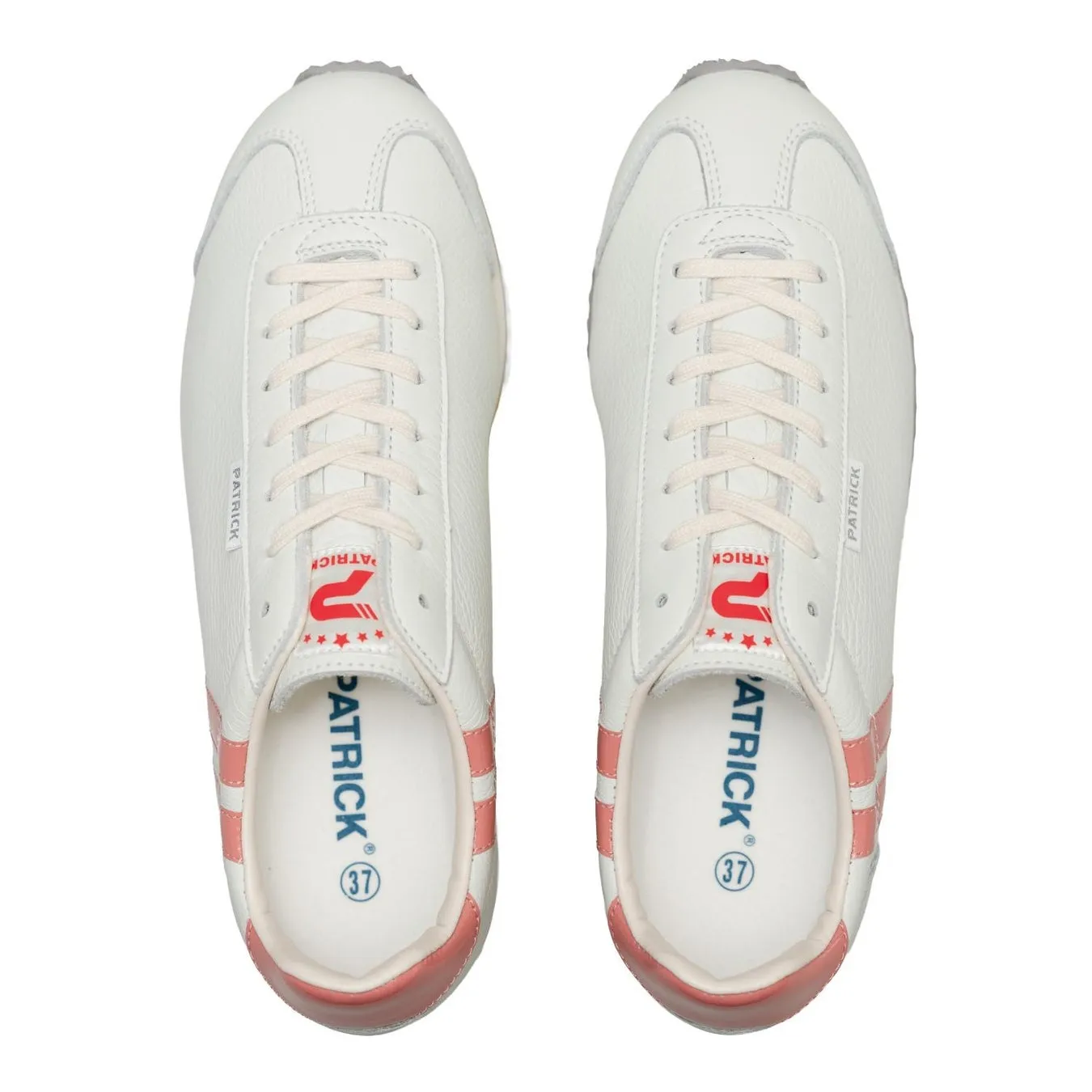 白いスニーカーの真上からの画像。各スニーカーには、シューレース、赤いロゴ、ピンクのアクセントが付いています。