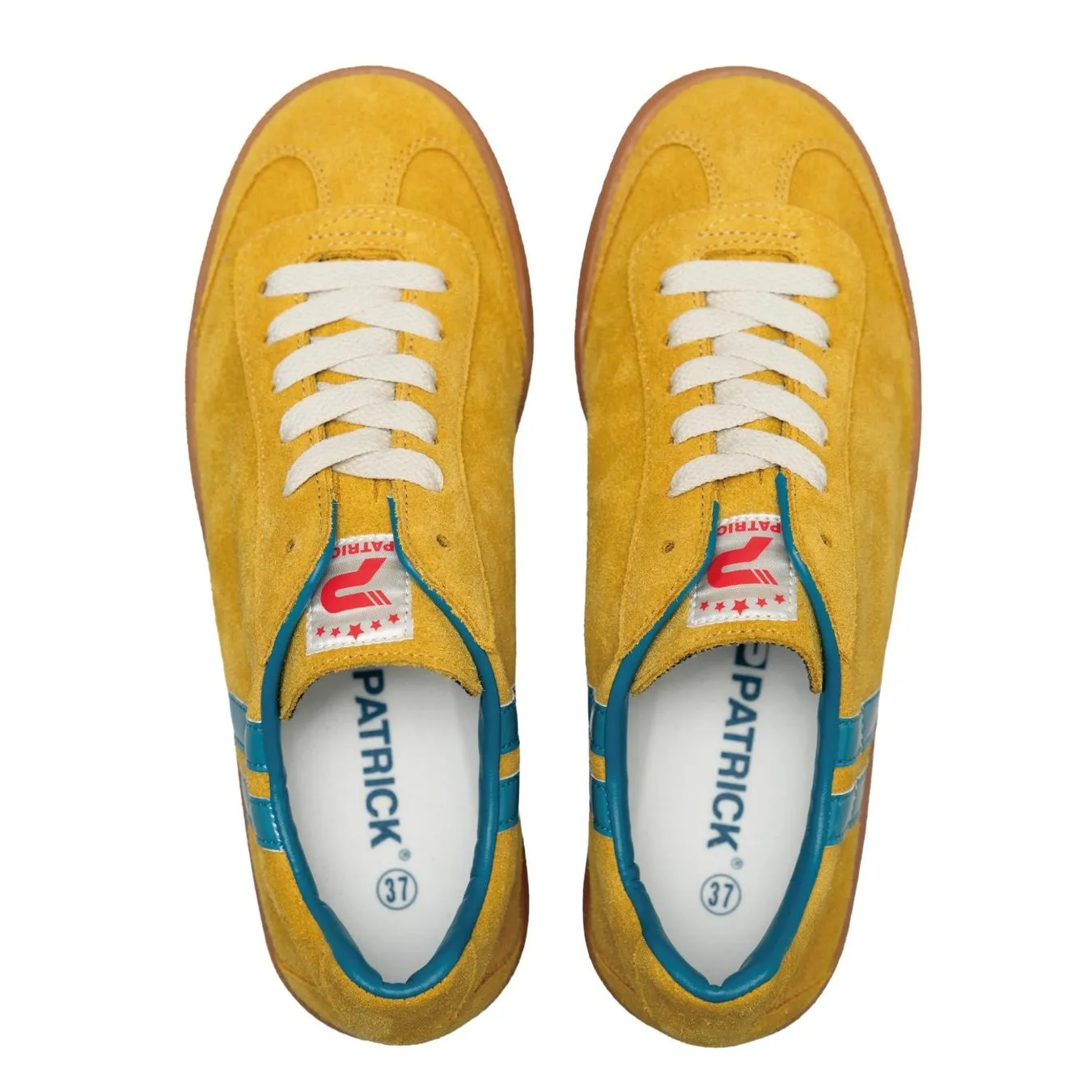 黄色のスニーカーの俯瞰写真。靴紐は白で、ブランド名とサイズが靴の内側に見える。