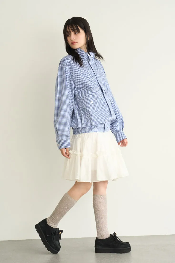 若い女性が椅子に座ってポーズをとっている写真