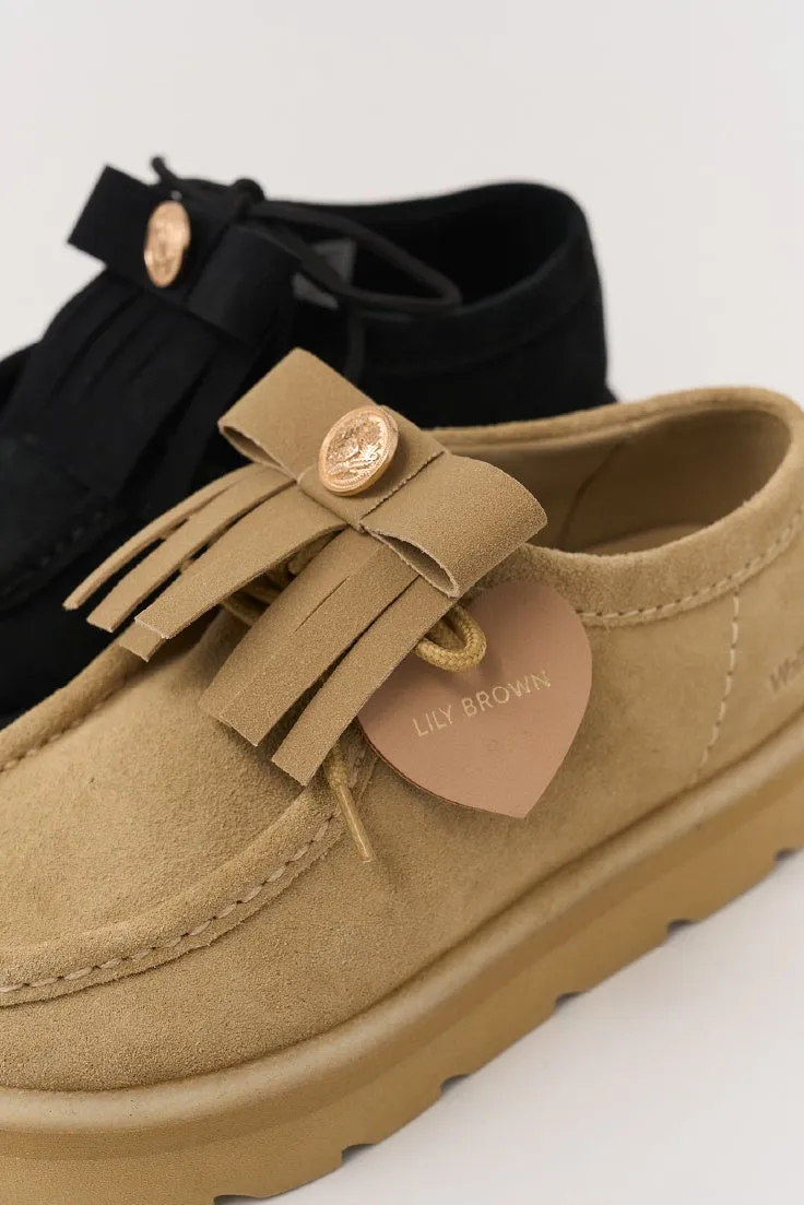 2足の茶色い革靴が並んで写っている写真