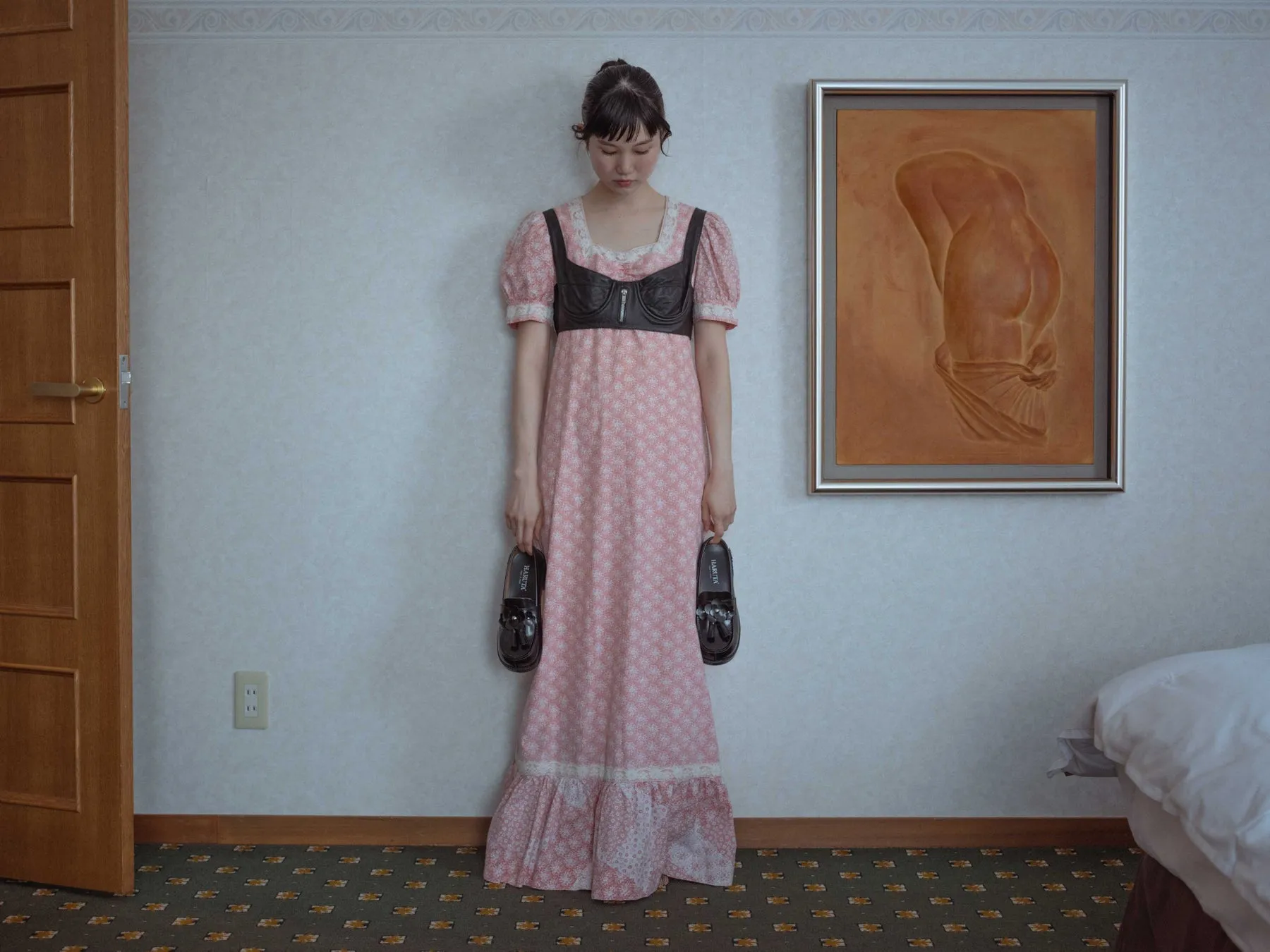 部屋の中で靴を持つ女性