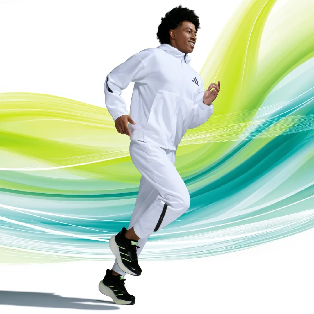 白いスポーツウェアを着て走る男性。背景は緑と青のグラデーション。