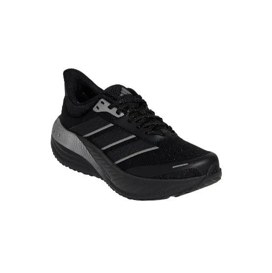 黒いアディダスのスニーカー