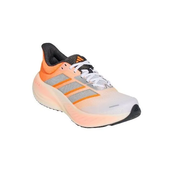 アディダスのランニングシューズの画像です。白とオレンジの配色で、スタイリッシュなデザインが特徴です。