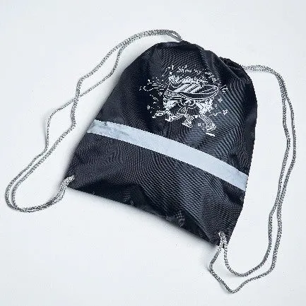 黒いナップサックの画像。ナップサックには白い模様とテキストがプリントされており、反射ストライプが付いています。