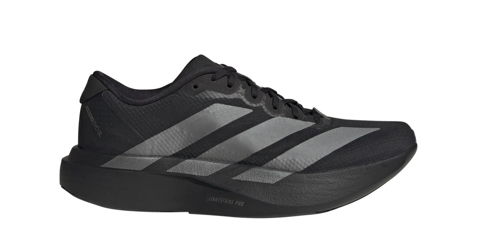 黒色のランニングシューズのアディダス。靴の側面には3本のストライプがあり、アディゼロEvo SLとライトストライクプロという文字が書かれています。