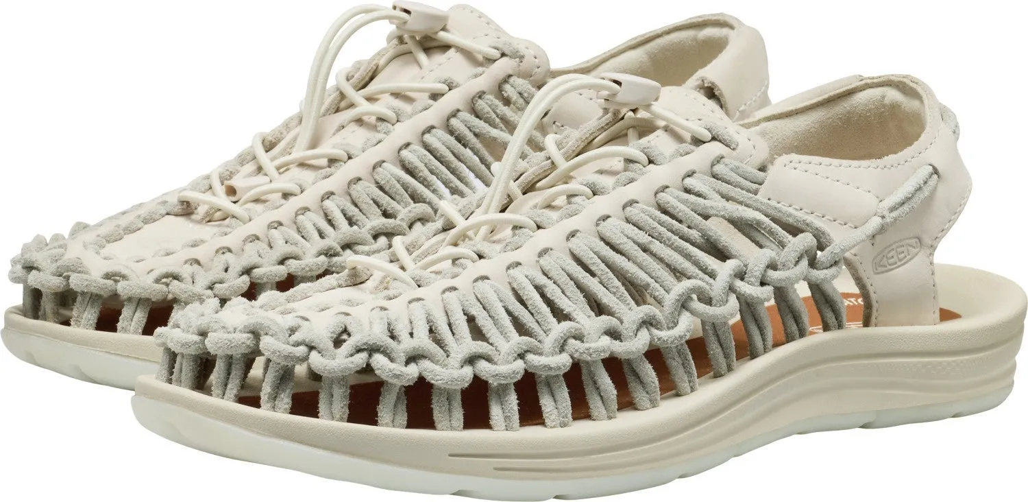 KEENの白いサンダルのクローズアップ画像。編み込まれたデザインで、靴紐とブランドロゴが特徴。
