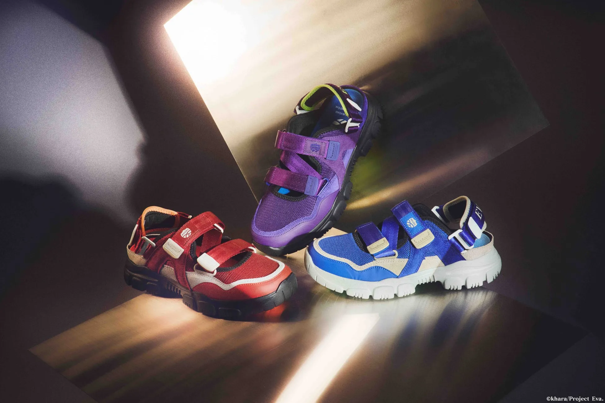 3色のサンダルが並んだ画像