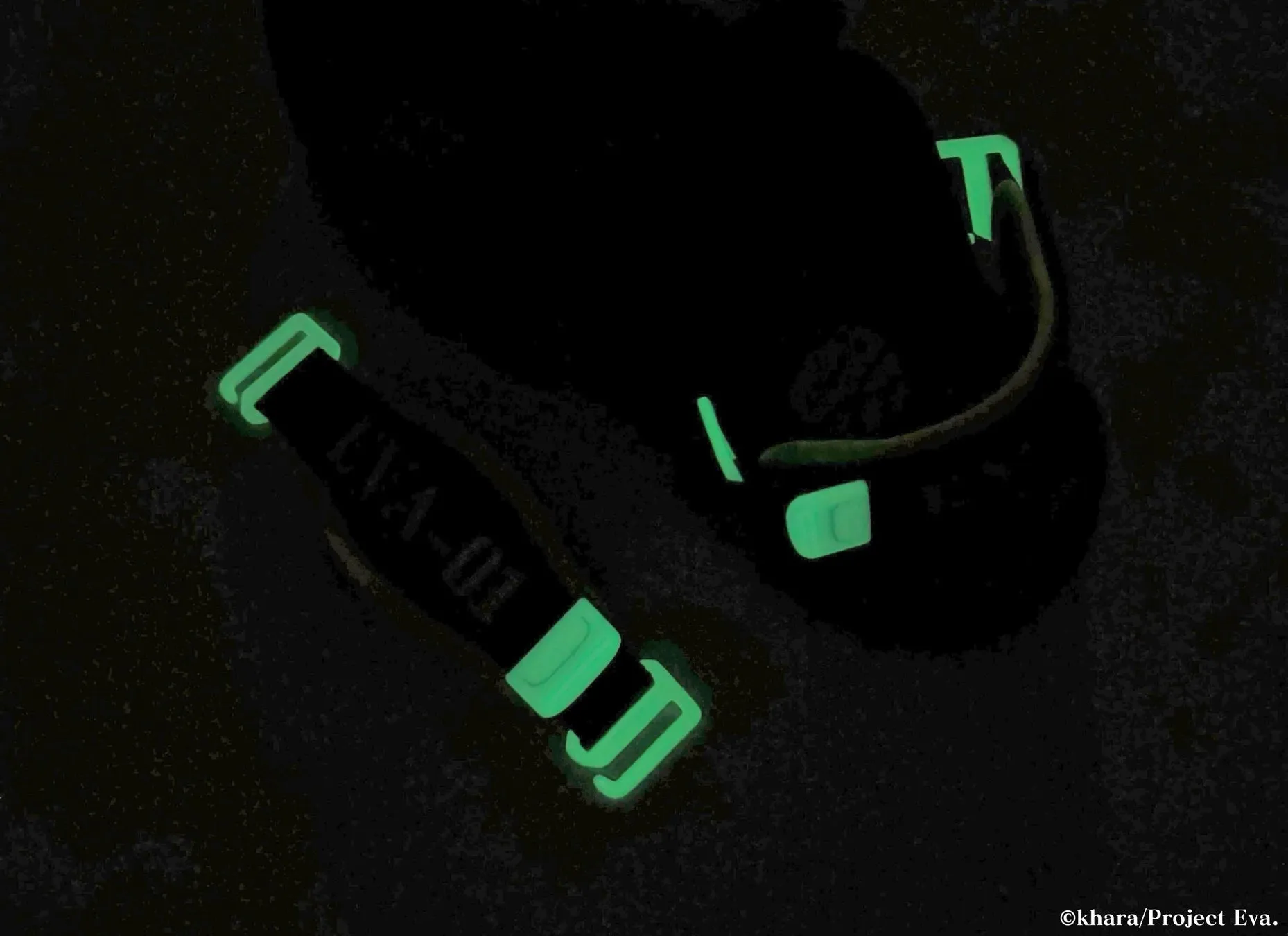 暗闇で光るエヴァンゲリオンの装飾が施された靴のクローズアップ写真