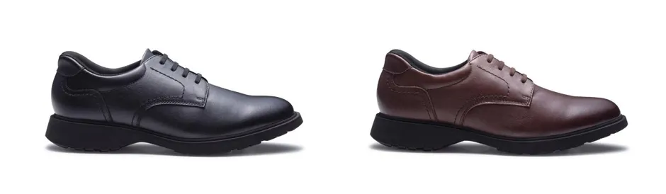 黒と茶色の革靴が白背景に並んで配置されています。