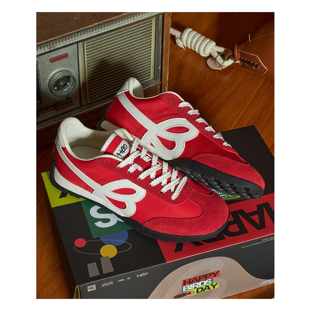 箱の上に置かれたレトロ感のある赤いスニーカー。