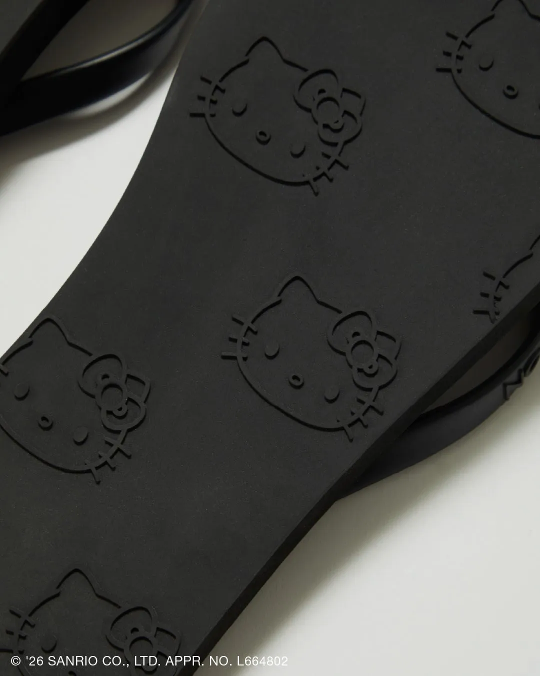 サンダルの裏側（キティ顔）