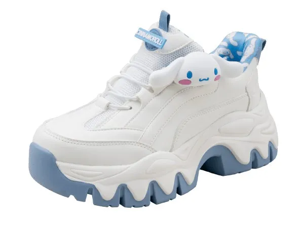 白いスニーカー。水色のアクセントがあり、シナモロールの装飾が施されている。